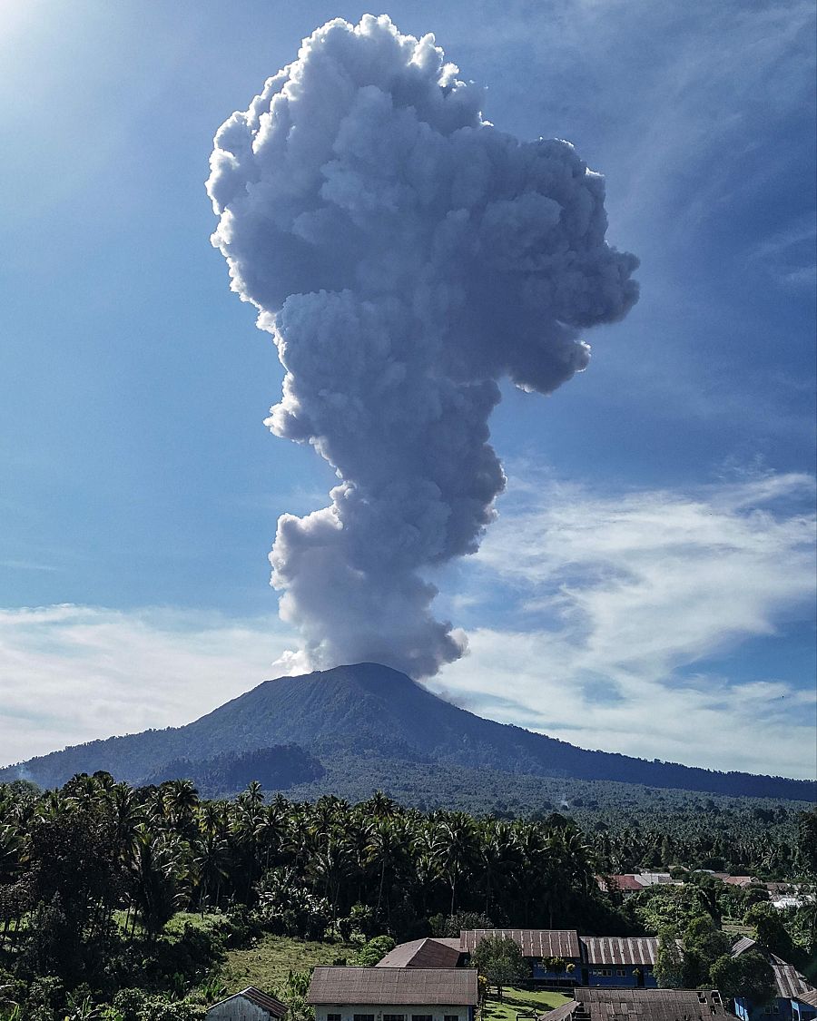 Vista del Monte Ibu arrojando humo en Gam Ici