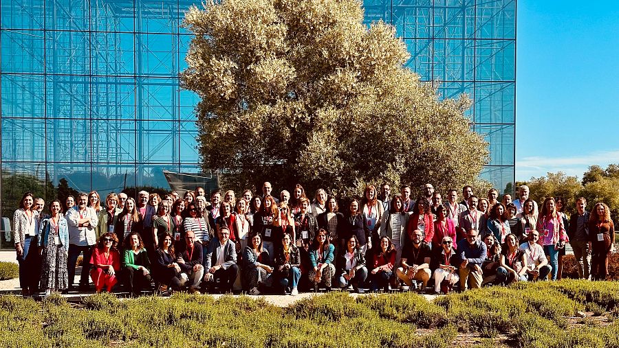 Foto de grupo en el olivar de la Ciudad Financiera del Santander