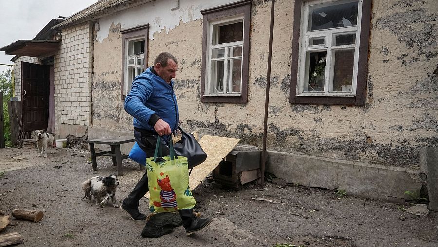 Un residente abandona su casa debido a un bombardeo ruso en la ciudad de Vovchansk.