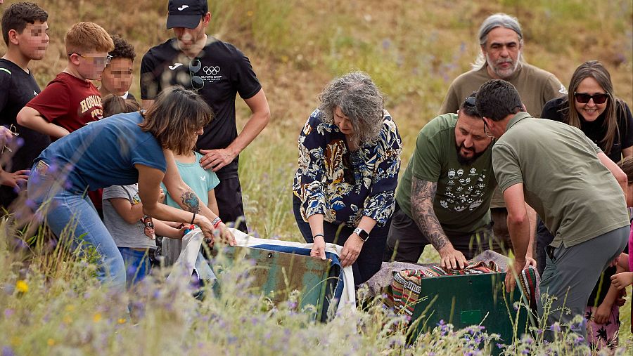 La consejera de Desarrollo Sostenible de Castilla y León, durante la suelta