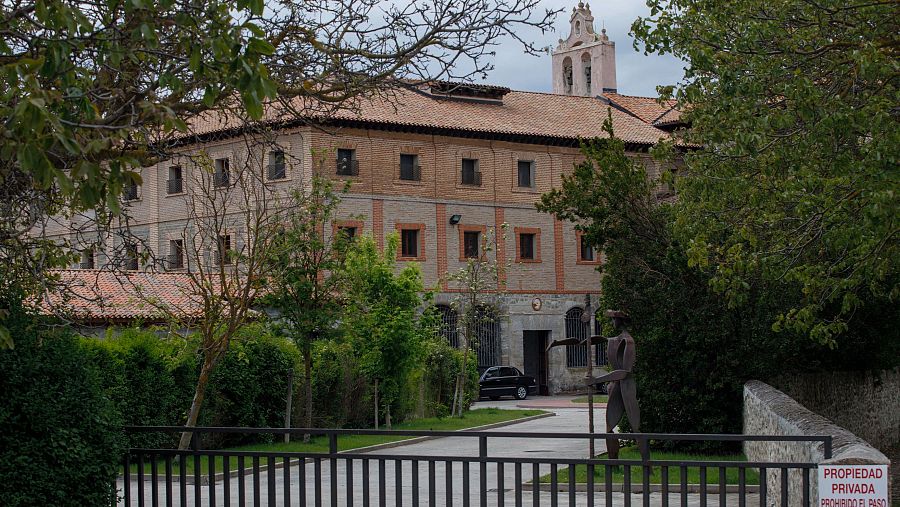 Gran monasterio rodeado de árboles y vegetación.