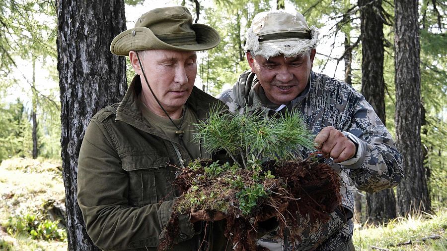 Serguéi Shoigú y Vladímir Putin Putin observan la vegetación durante unas vacaciones en la región de Tuva