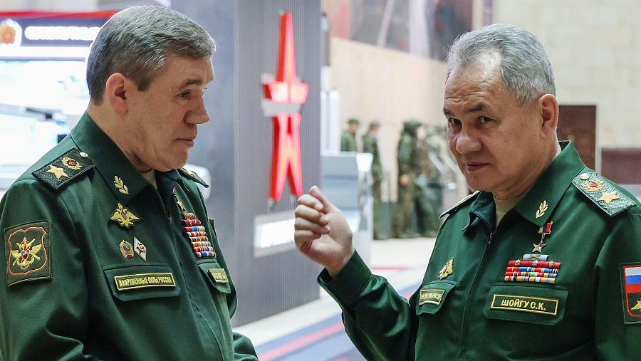 Serguéi Shoigú habla con el jefe del Estado Mayor ruso, Valery Gerasimov, antes de una reunión del presidente ruso Vladimir Putin