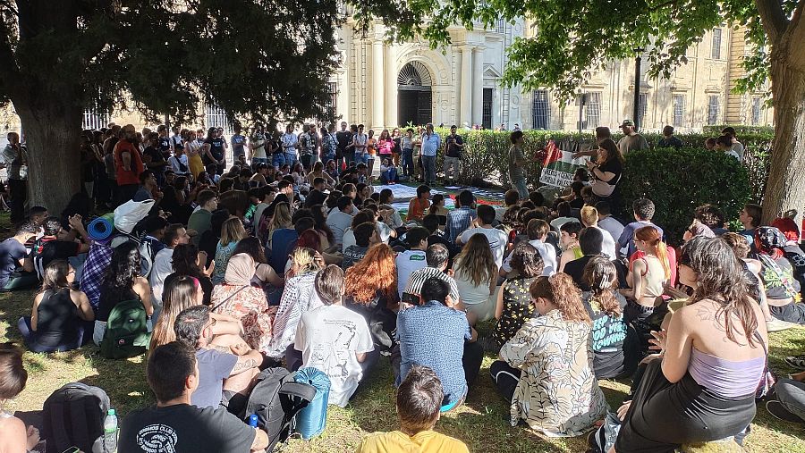 Universitarios sevillanos se concentran en la puerta de la facultad de geografía e historia