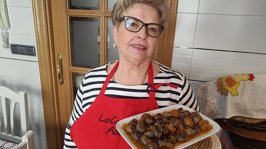 Adoración con el plato de caracoles en salsa