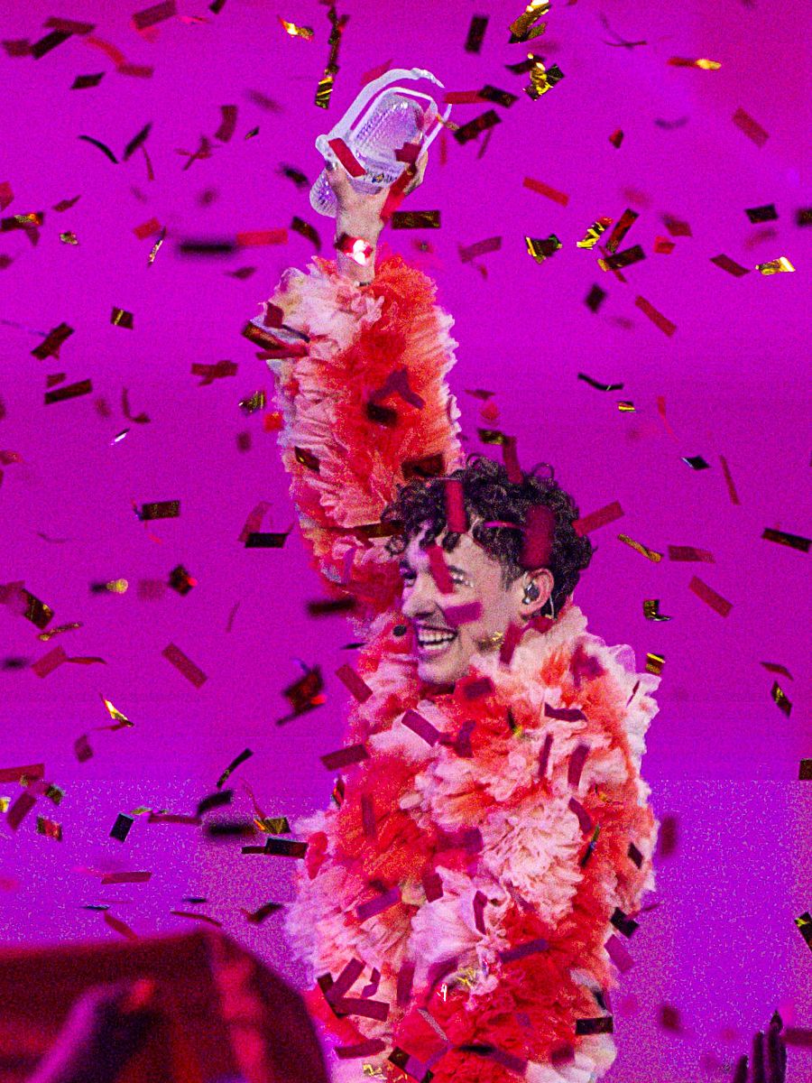Nemo con el micrófono de cristal, trofeo de Eurovisión, roto