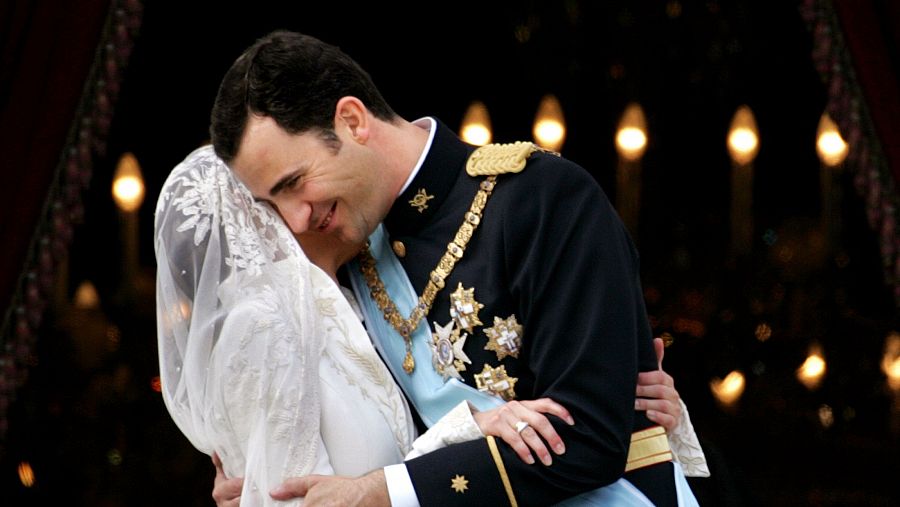 El príncipe Felipe y Letizia Ortiz se abrazan tras su boda.