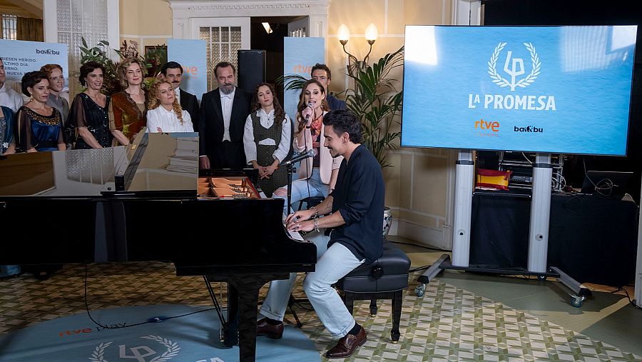 Conchita y Gonzalo Hermida, interpretando la nueva versión