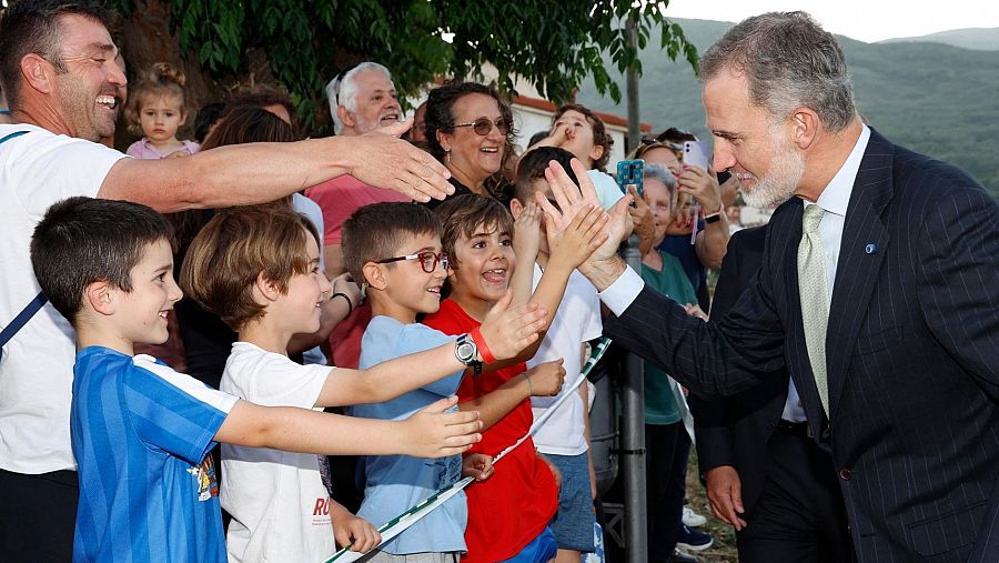 El rey saluda a los asistentes del premio Carlos V