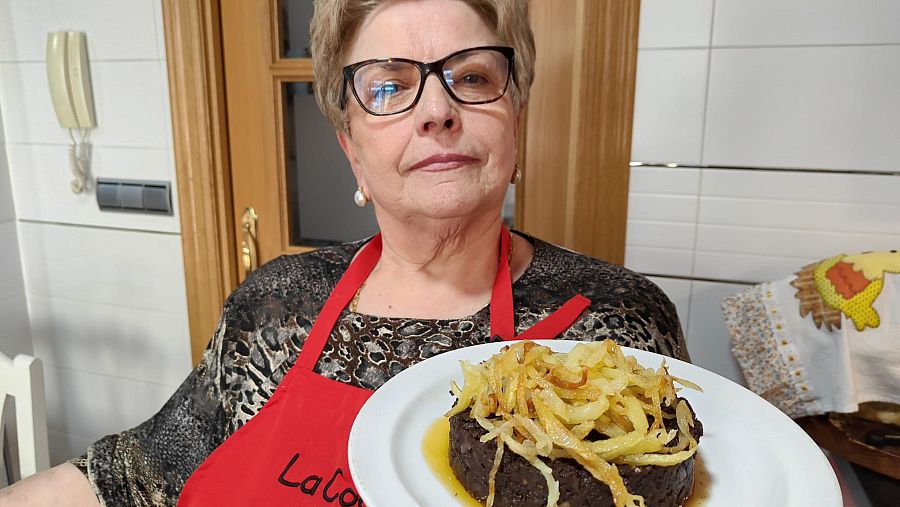Adoración con el plato de revuelto de morcilla y manzana