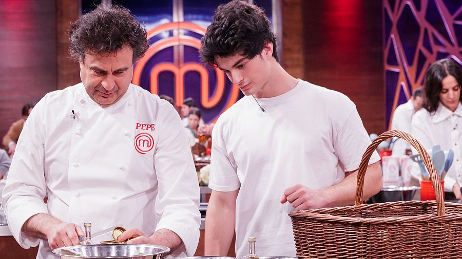 Pepe Rodríguez cocinando con su hijo en MasterChef