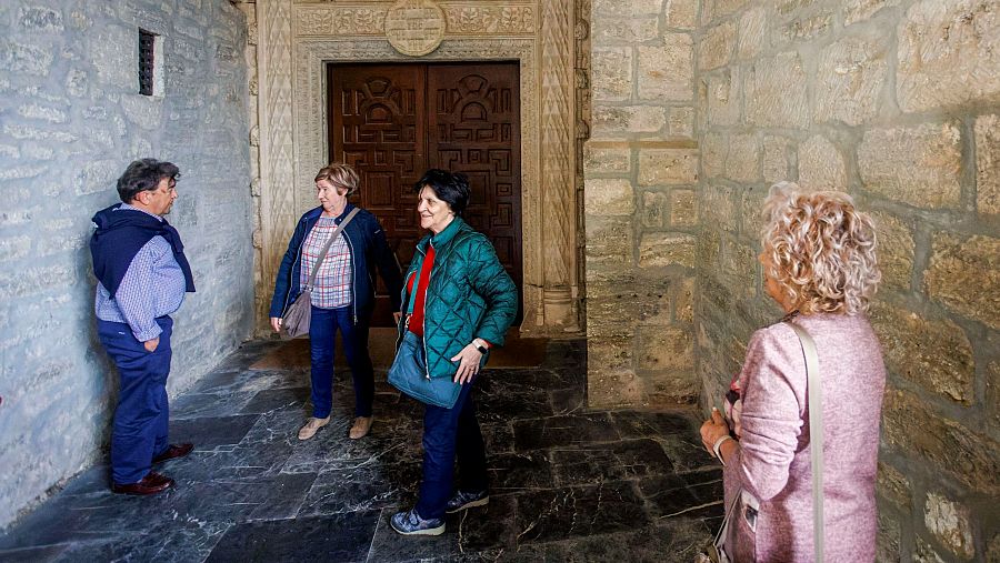 Vecinos de Belorado en el atrio del convento.