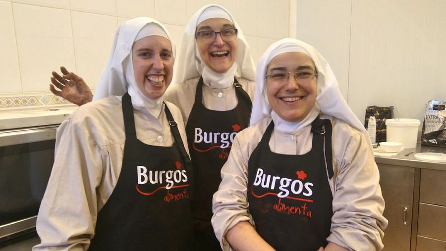 Tres monjas sonrientes.