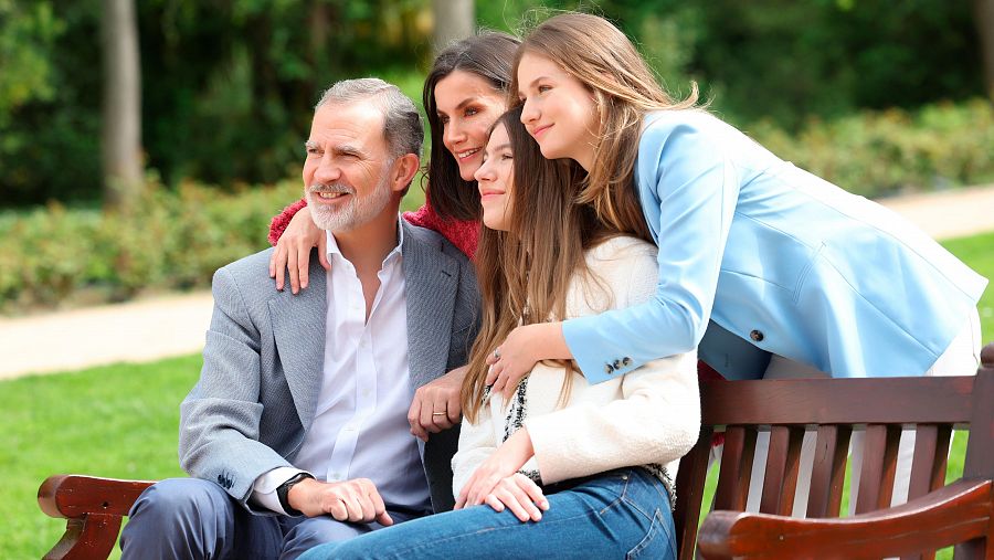 Los reyes posan junto a sus hijas Leonor y Sofía