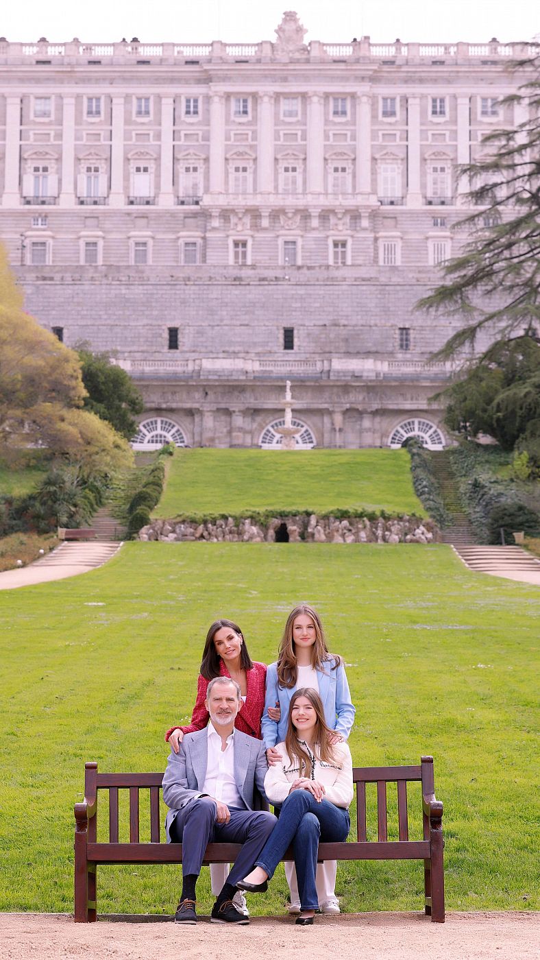 Los reyes y sus hijas posan con la fachada del Palacio Real al fondo