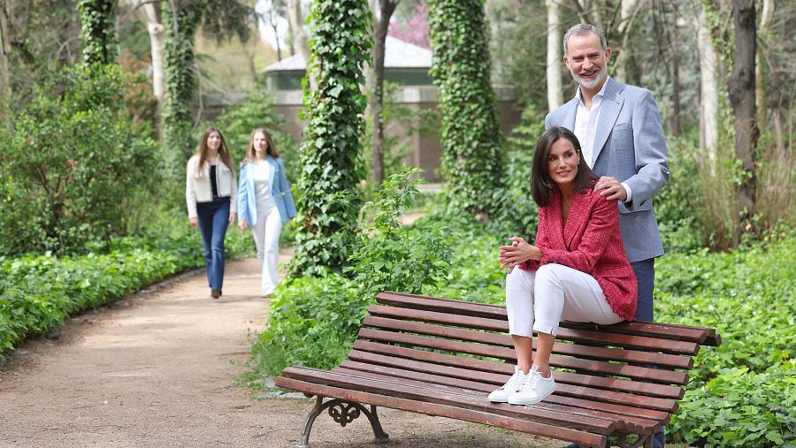 La reina Letizia aparece sentada en un banco de los jardines reales junto a Felipe VI con calzado informal debido a su lesión