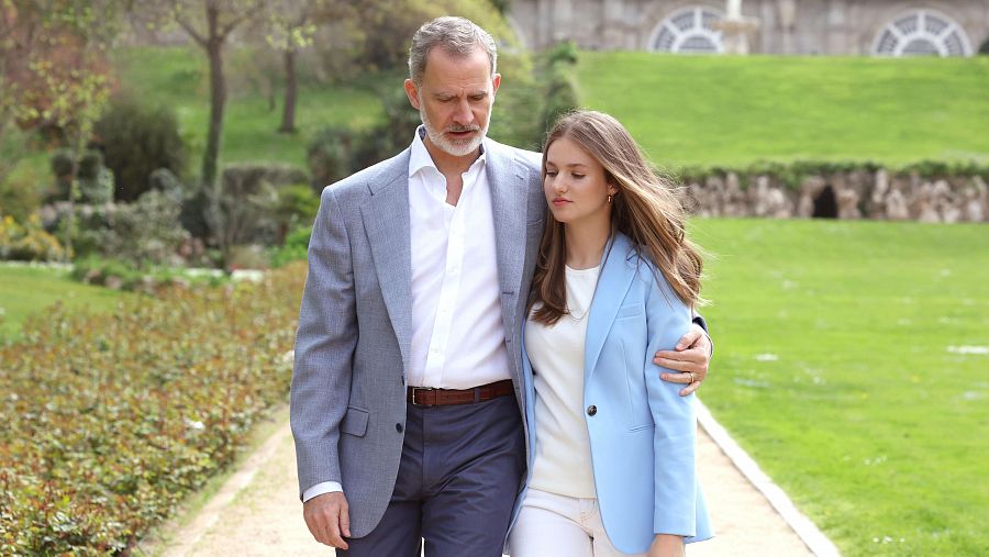 El rey Felipe VI abraza a su hija Leonor