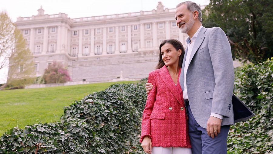 Los reyes posan por su 20 aniversario frente al Palacio Real