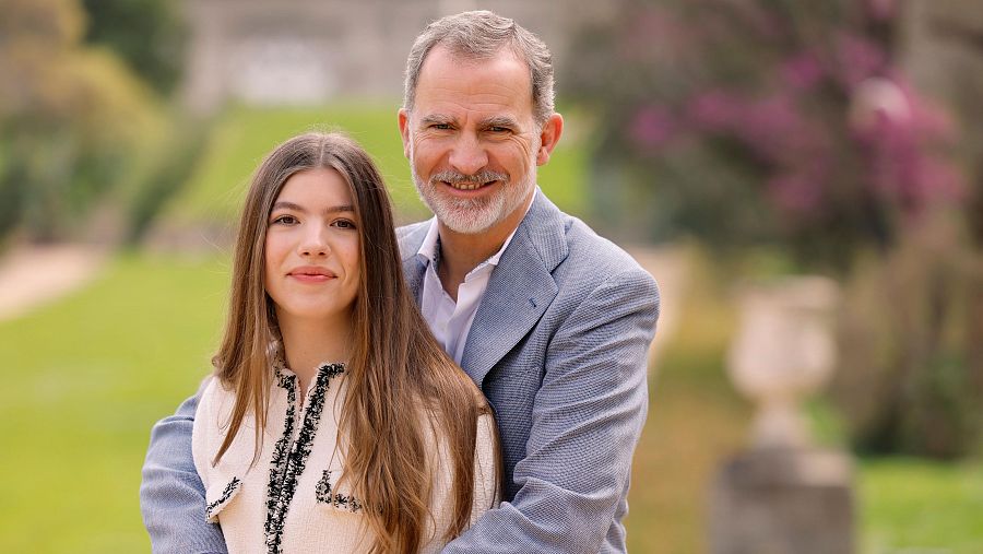 El rey posa junto a Sofía, a quien abraza