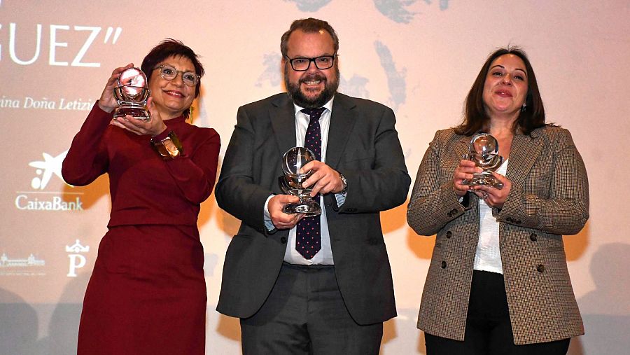 El fotoperiodista Luis de Vega posa con el galardón del premio Cirilo Rodríguez junto a las finalistas Anna Bosch y Sara Gómez Armas.