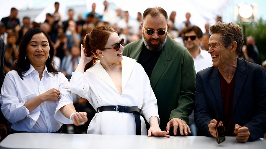 Hong Chau, Emma Stone, Yorgos Lanthimos y Willem Dafoe.