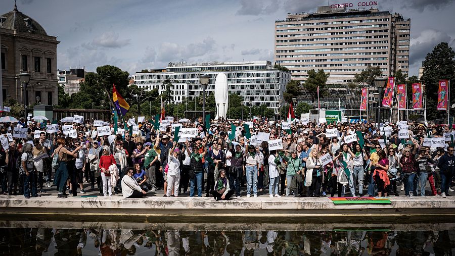 Cientos de personas protestan en una concentración contra el acto 'Europa viva 24' organizado por Vox