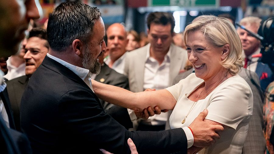 Abascal saluda a Le Pen en Vistalegre