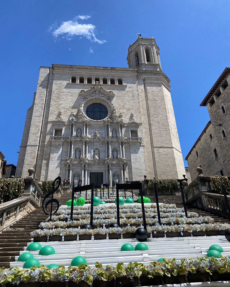 Instal·lació de Temps de Flors a les escales de la catedral amb la partitura de Girona m'enamora