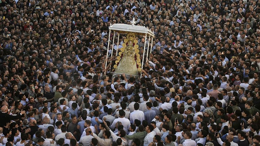 Peregrinos se reúnen alrededor de la Virgen del Rocío durante la peregrinación en el pueblo