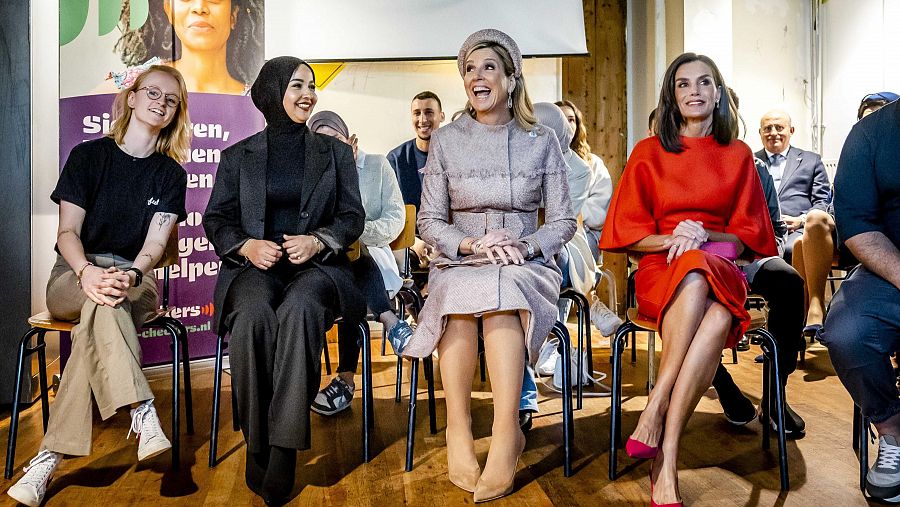 Máxima de los Países Bajos y la reina Letizia, en el centro de Lab6 en Amsterdam