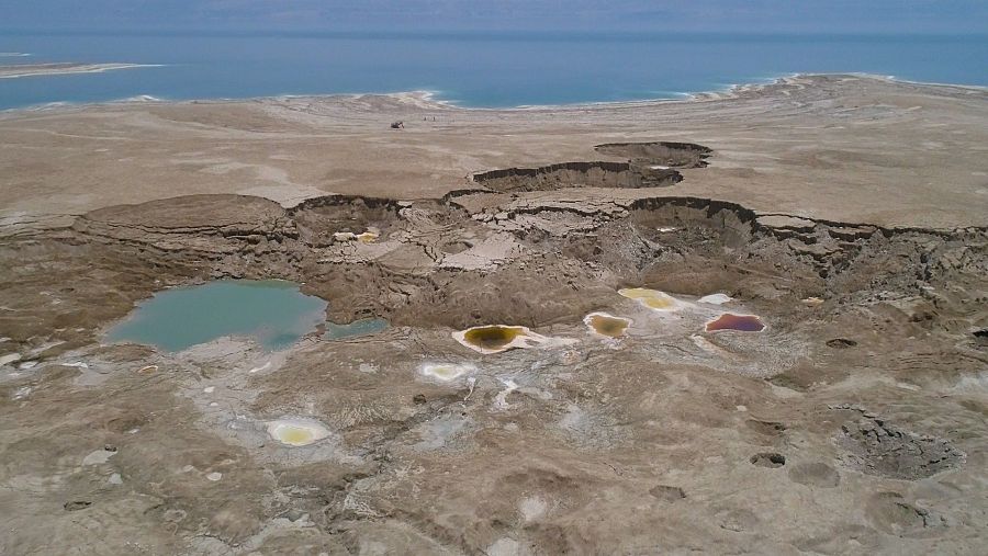 Zonas resecas de agua del Mar Muerto