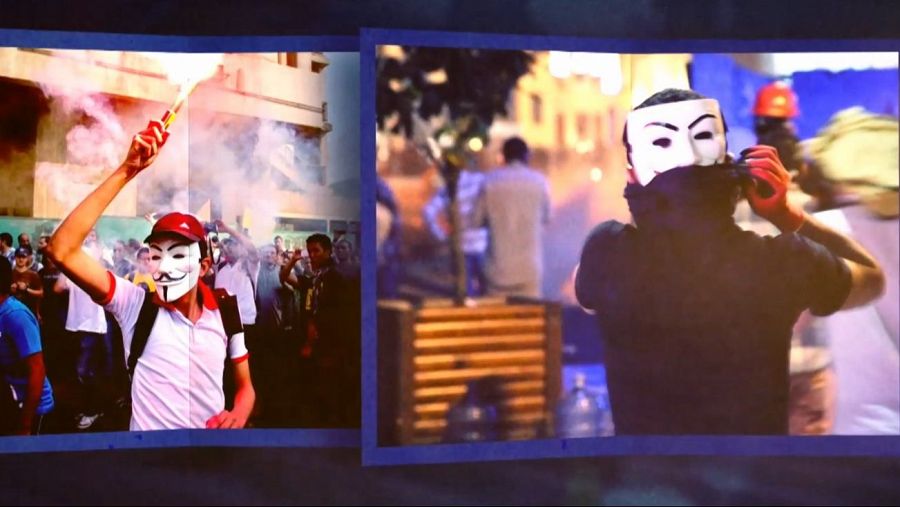 Manifestantes con la máscara de Anonymous