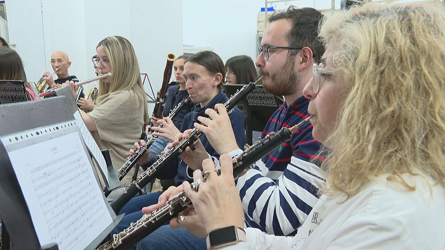 Mari Carmen Cleries (primera por la derecha) toca el oboe durante un ensayo de la banda