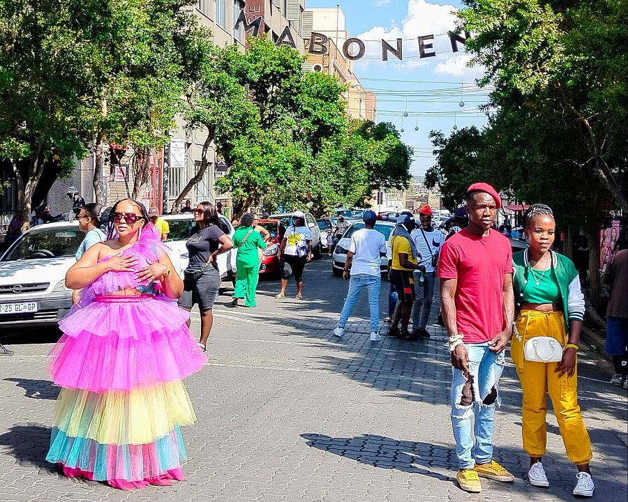 Varios jóvenes posan en la calle en el céntrico barrio de Maboneng, en Johannesburgo.