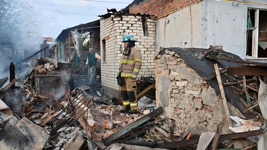 Equipos de rescate en los suburbios de Járkov en medio de los continuos ataques rusos con drones. 21 de mayo de 2024