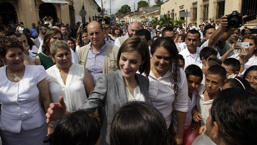 La reina Letizia durante la visita que ha realizado a una escuela de Jiquilisco, en El Salvador