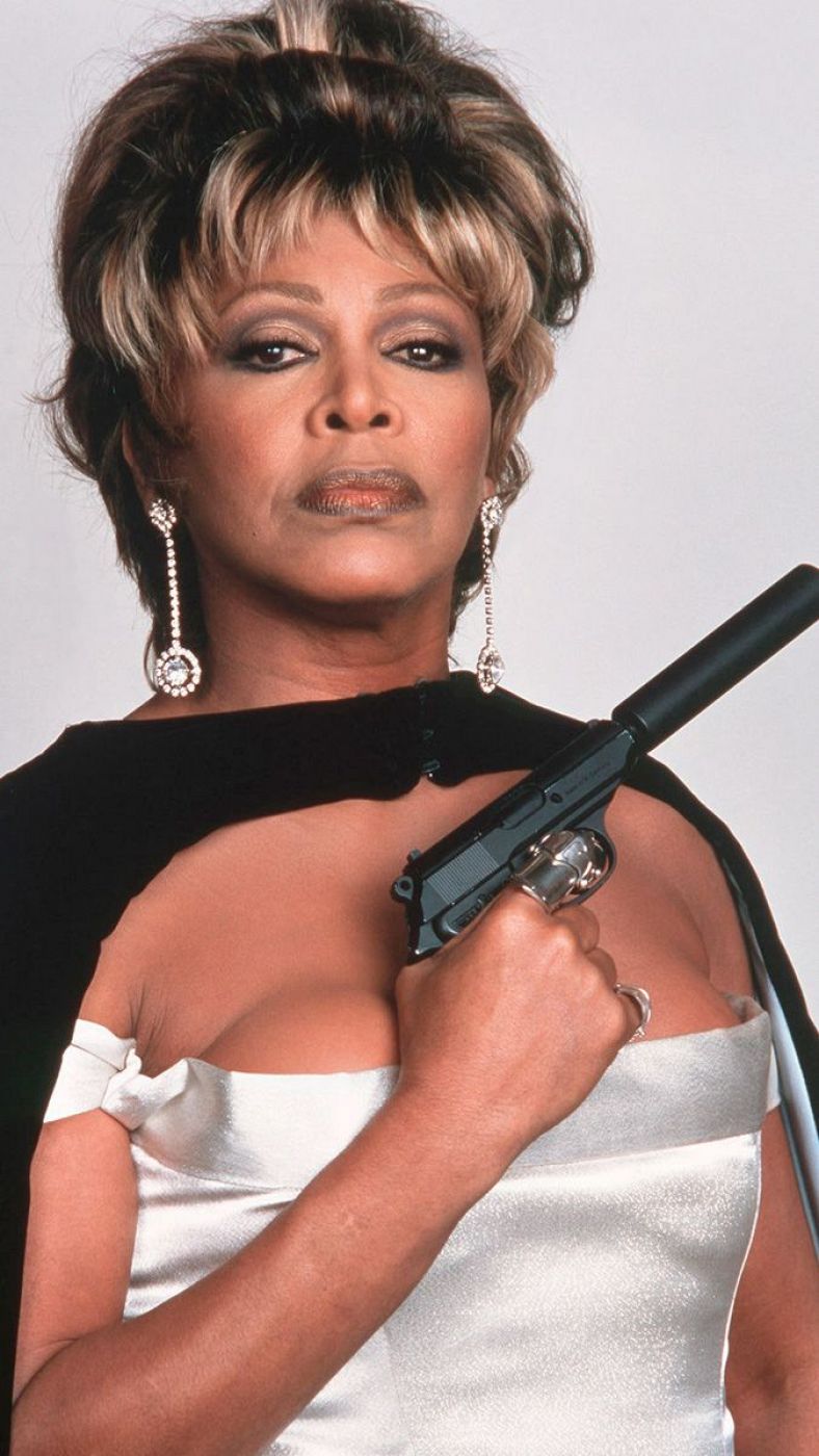 Tina Turner interpreta el tema principal de 'GoldenEye'