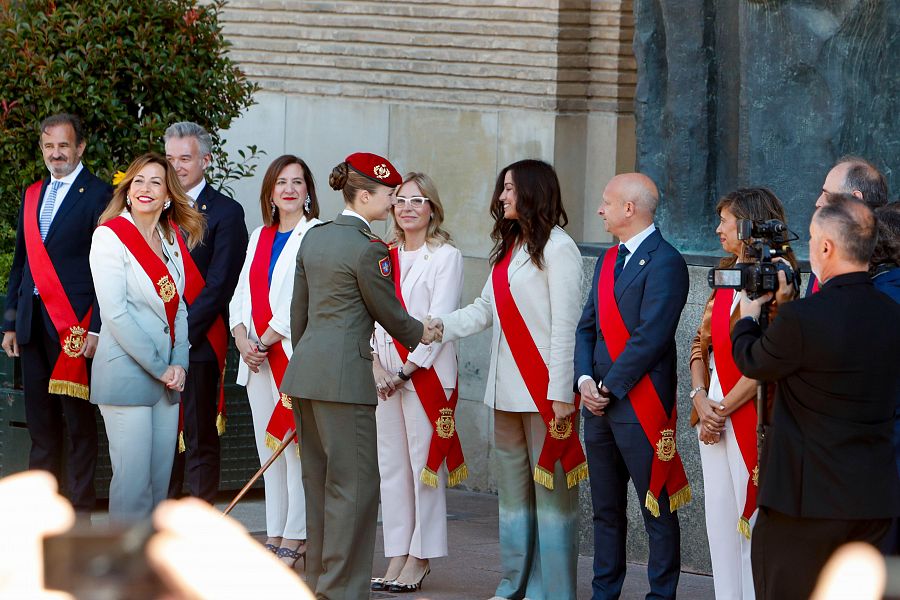 La Princesa de Asturias saluda a la corporación municipal de Zaragoza acompañada de la alcaldesa