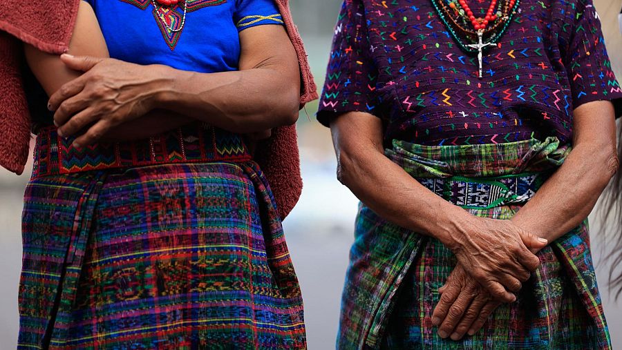 Mujeres ixiles en una ceremonia, previo al inicio de una audiencia contra el exgeneral Lucas García