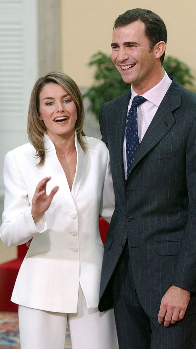 Doña Letizia con el sastre blanco el día que se anunció el compromiso con Don Felipe