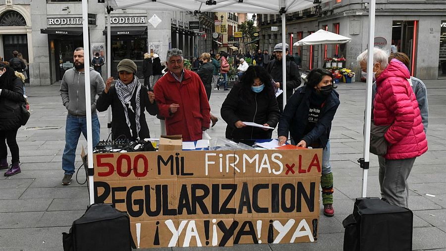 Puesto para la recogida de firmas en favor de la regularización de las personas migrantes en situación administrativa irregular en España