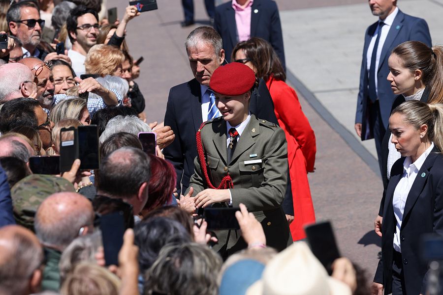 La princesa Leonor saluda a los ciudadanos a su llegada a La Seo del Salvador de Zaragoza