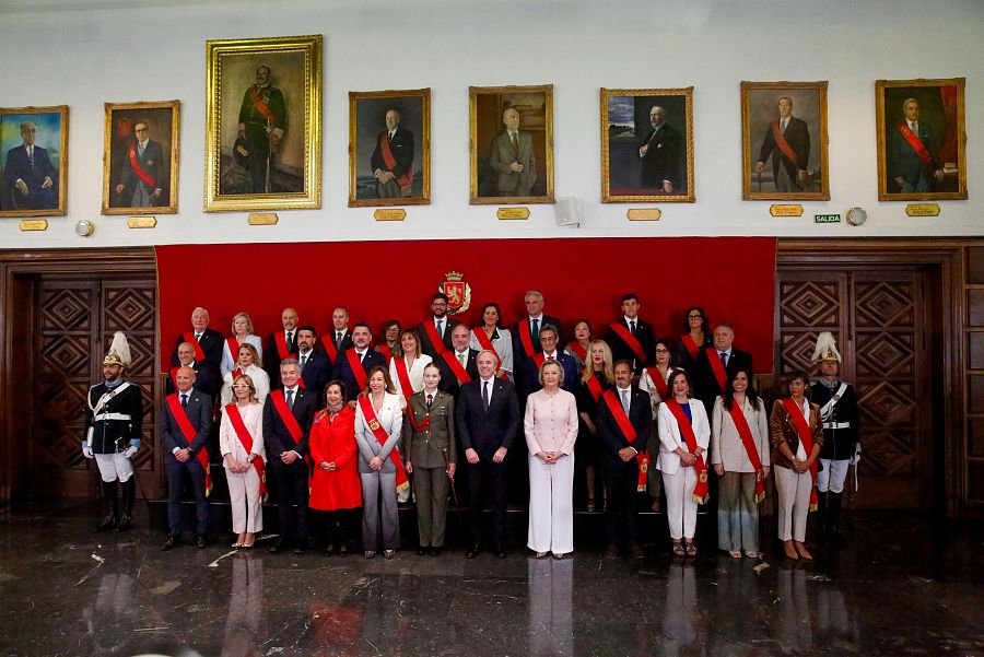 Leonor de Borbón posa para una foto de familia con autoridades en Zaragoza