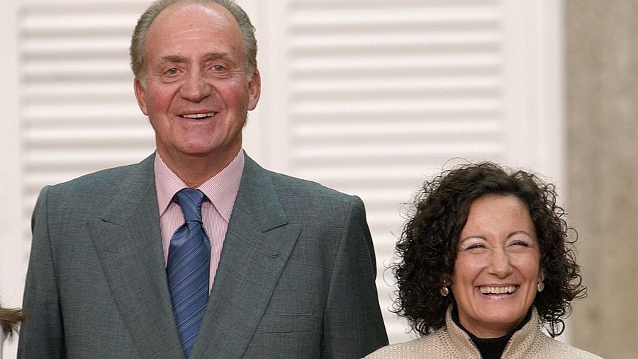 El Rey Juan Carlos y Paloma Rocasolano, madre de Letizia durante la petición de mano/ EFE