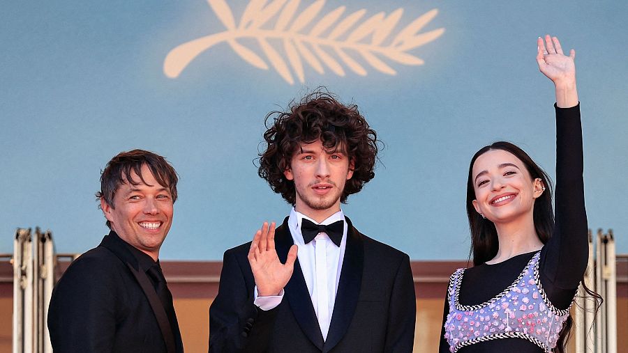 Sean Baker, Mark Eydelshteyn y Mikey Madison, en la alfombra roja de 'Anora' en Cannes