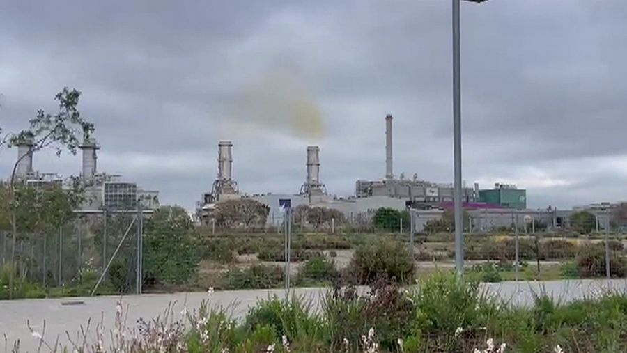 Hay días que la térmica y la incineradora de Barcelona emana humos de colores