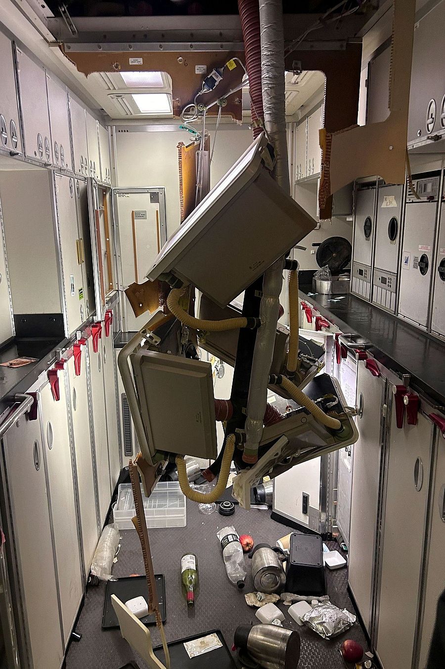 Foto del interior del avión después del aterrizaje de emergencia