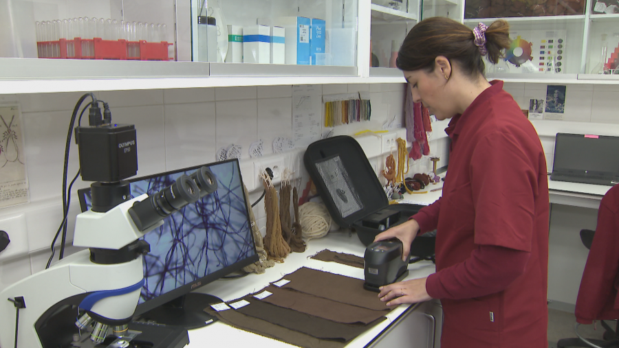 Restauración de piezas en la Real Fábrica de Tapices, para el reportaje de Objetivo Igualdad