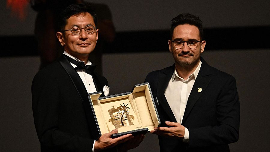 J.A Bayona entrega la Palma de Honor a Goro Miyazaki.