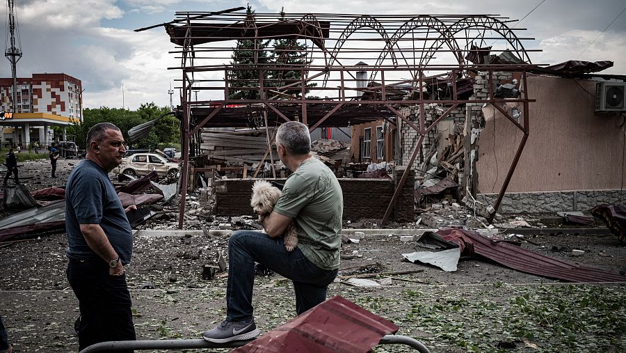 Vista de un distrito residencial destruido en Oleksyvka (Járkov) tras un bombardeo ruso el 22 de mayo de 2024